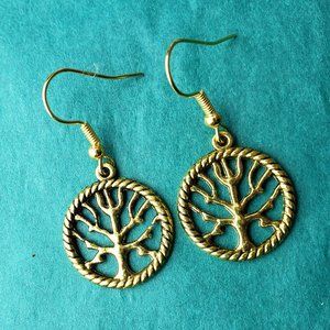 2/10$  NWOT Three of life in round gold tone earrings